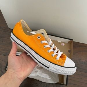 Yellow/Orange Converse - Men size: 6 & Women size: 8